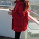 Chống mùa giải 2018 mùa đông mới màu đỏ xuống áo khoác nữ phần ngắn dày 90 màu trắng vịt xuống đội mũ trùm đầu màu đen Hàn Quốc áo triều