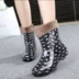 Mùa xuân và mùa hè ấm áp không thấm nước thời trang Hàn Quốc ống mưa khởi động không trượt dày cao su giày giày của phụ nữ hai nước giày mưa khởi động tôi
