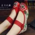 Giày gió quốc gia mới tăng giày Bắc Kinh cũ thêu giày nhảy vuông gân gót thấp để giúp giày đơn nữ