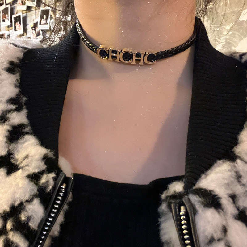 Colar preto PU, colar feminino de couro com letras douradas, colares de nicho, acessórios de pescoço versáteis de alta qualidade_voghion.com