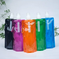 Одиночный снимок без доставки наружных продуктов складывает цвет бутылки с водой случайный