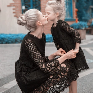 Châu âu và Hoa Kỳ cha mẹ và con váy ren váy 2018 mới thời trang màu rắn ăn mặc mẹ ăn mặc cô gái ăn mặc công chúa váy triều