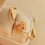 Phiên bản tiếng Hàn của vòng đeo tay nữ hoa hồng rỗng zircon Vòng đeo tay hoa màu vàng mạ vàng cao cấp vòng đá mắt hổ