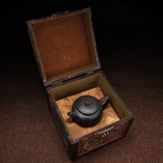 чашка 旧藏名家大师款蓝砂刻字蓝钮貔貅形紫砂壶配老漆器盒