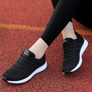Mùa xuân mới giày thể thao kéo trở lại của phụ nữ giày bay dệt lưới thoáng khí giày sinh viên đáy phẳng trọng lượng nhẹ không trượt giày chạy