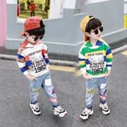 Quần áo trẻ em 2019 mới mùa thu phù hợp với trẻ em nước ngoài mùa thu thể thao quần jean đẹp trai áo len sóng Hàn Quốc - Quần jean