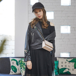 Haibei 2018 mùa thu mới phù hợp với phụ nữ cổ áo dài tay áo PU leather thêu ngắn màu đen áo khoác da áo khoác