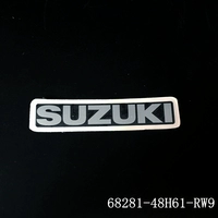 Suzuki подписывает наклейки с серебряными марактерами черного дна