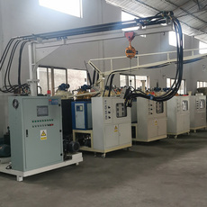 Машина литья под давлением 广东厂家聚氨酯发泡机浇注机二三组份低压pu灌注机定型棉发泡设备