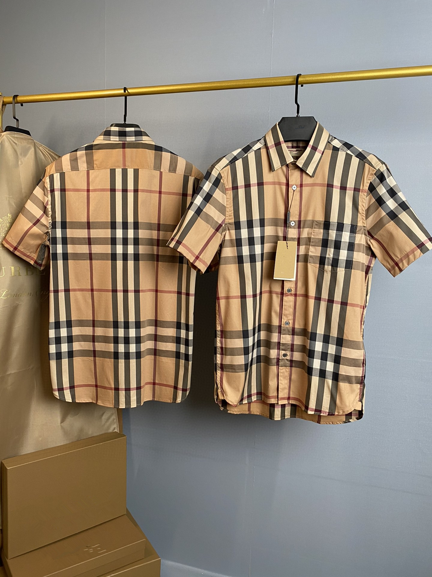 Zhonggekaqinew pattern Europe and America lattice shirt men's wear home Short sleeve lovers classic letter rainbow Britain Check pattern Big size shirt b