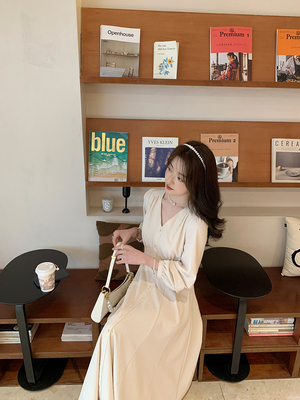 taobao agent Retro flashlight, spring brace, long dress, French retro style, V-neckline, 2021 collection, mid length
