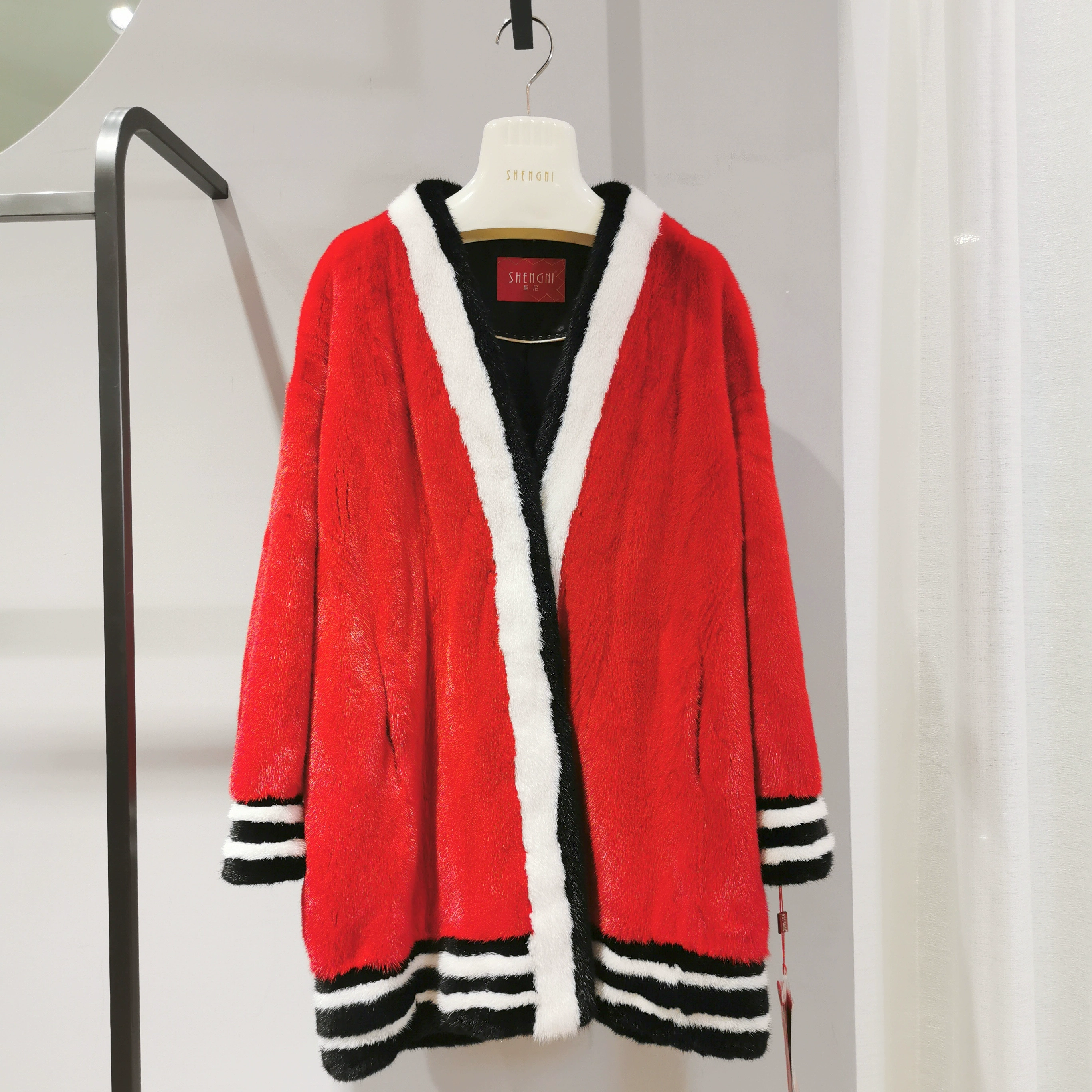 Double C ít hương thơm, quý cô quý phái, áo khoác lông màu đỏ tươi và đỏ rực và mùa xuân - Faux Fur