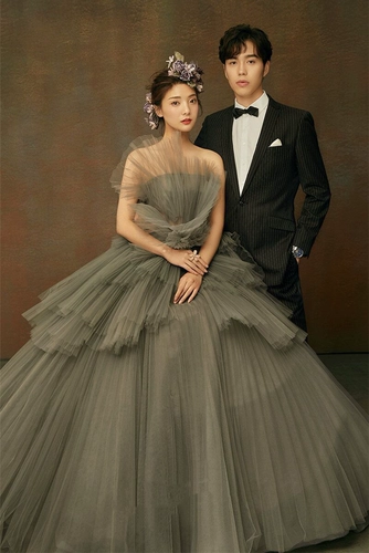 Выставка новая тема фотостудии свадебная фотостудия фото фотография фото красочная марля дымчато-серое красивое мятое платье