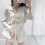 2018 mùa hè mới Hàn Quốc phiên bản của đơn ngực V-Cổ dài tay Slim shirt + cao eo quần short ren đan phù hợp với phụ nữ phụ nữ mặc đồ bộ