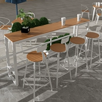 Простые открытые дома Используйте балконы Железные пластиковые деревянные столы и стулья Современная кофейня.