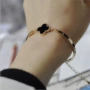 Phiên bản tiếng Hàn của khí chất đơn giản ins đen bốn lá cỏ ba lá đeo tay bạn gái sinh viên hào phóng vòng đeo tay phần quà tặng kinh doanh vi mô - Vòng đeo tay Cuff vòng tay đá