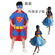 Trẻ em người lớn nam giới và phụ nữ mô hình Superman handmade hiệu suất môi trường trang phục cha mẹ và con trình diễn thời trang quần áo không dệt vải