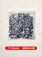 Около 800 черно -белых глаз в прозрачных мешках около 800 черно -белых глаз