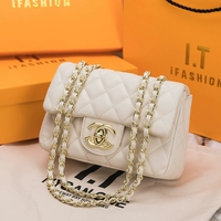 Белая маленькая подарочная коробка