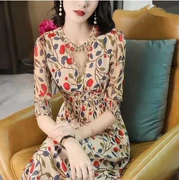 Lei Cai xuân 2018 mới của phụ nữ dài phần lụa lụa eo eo in một chiếc váy chữ 3337