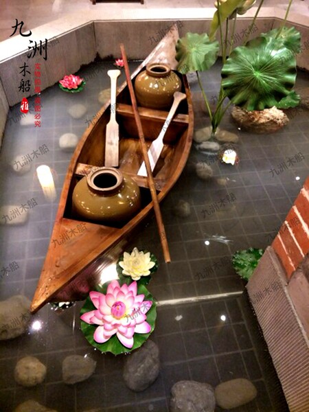 Две головы Упомянутая деревянная лодка континентальный Деревянная лодка декоративный фотография реквизит Лодка античный дерево Лодка парк недвижимость пейзаж Цветочная лодка