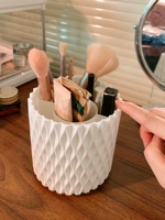 Скала можно вращать с помощью цилиндра для хранения бриллиантовых макияж