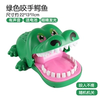 Зеленый крокодил кусает пальцы