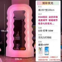 Волнистые клубничные зеркальные изменения света