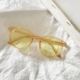 Чай с молоком, желтые солнцезащитные очки, популярно в интернете