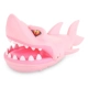 Очень большая розовая акула, кусает палец