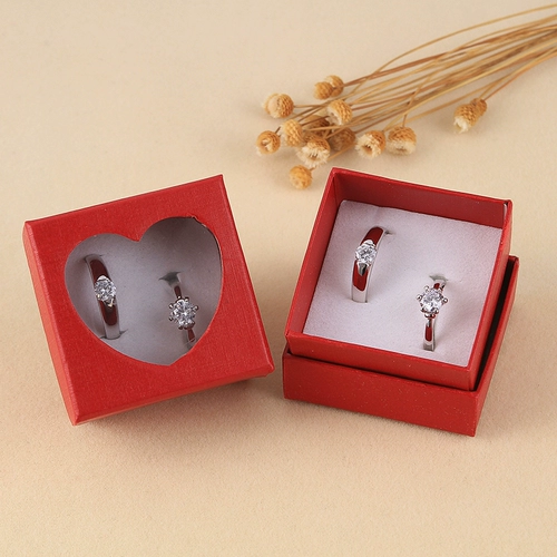 Свадебные принадлежности, пара колец, кольца с искусственными бриллиантами, свадебный реквизит, обручальные кольца, парные кольца, пара открытых мужских и женских украшений.