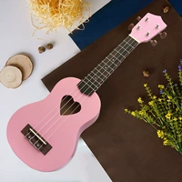 Розовое укулеле с партитурой в форме сердца для начинающих