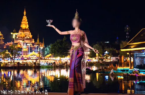 Тайская традиционная одежда Dai Люди, плескающие воду плеска