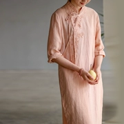 Chăn nuôi thiết kế ban đầu của phụ nữ vải lanh tinh khiết thêu phong cách Trung Quốc sườn xám đầm mùa xuân và mùa hè văn học đầm hoa mận - Cộng với kích thước quần áo