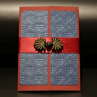 Глубокое синее давление с красной талией отправляет 2 пустых внутренних страницах