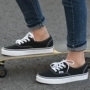 VANS AUTHENTIC thấp để giúp giày vải cổ điển màu đen và trắng nam giới và phụ nữ đôi giày trượt băng bình thường VN-0EE3BLK giày sneaker nữ chính hãng