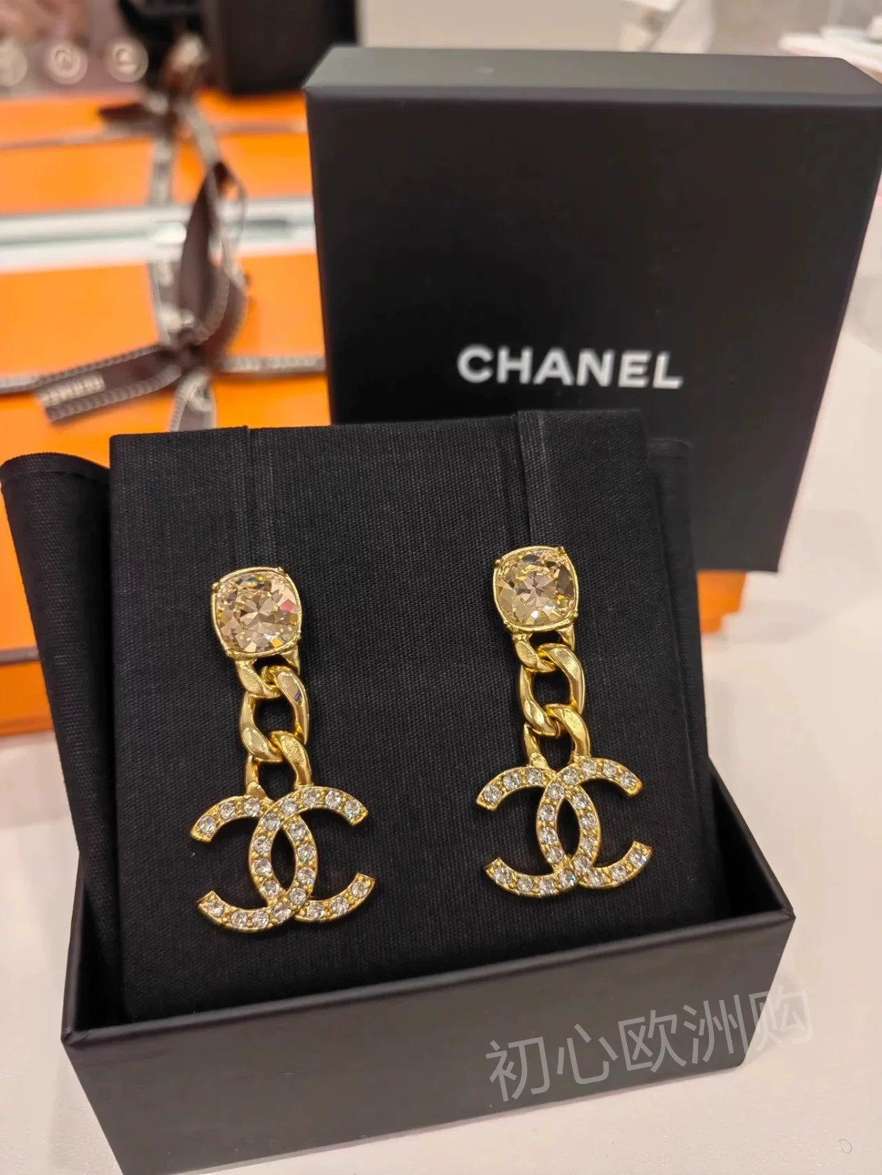Классические серьги Chanel с жемчужинами и надписями, украшенные бриллиантами
