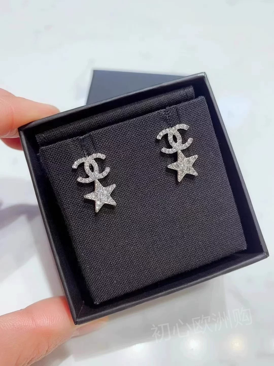 Классические серьги Chanel с жемчужинами и надписями, украшенные бриллиантами