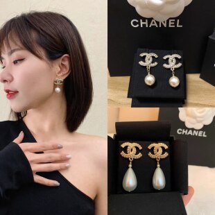 Классические серьги Chanel с жемчужинами и надписями, украшенные бриллиантами