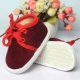 Чистая красная хлопчатобумажная туфли тысячи слоев ткани низкой