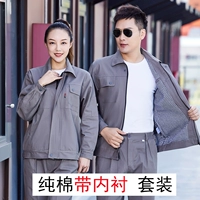 Костюм с серой ремнем