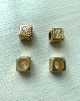 Одна золотая квадратная бусина.