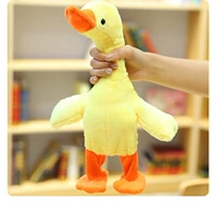 Повторите игру игрушку для резьбы с желтой утиной песком, чтобы схватить шею и позвонить утенку, чтобы научиться петь чайную утку