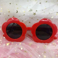 Очки-плюм цветет красный