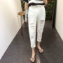 2018 mùa xuân mới Hàn Quốc phiên bản của hoang dã ngang dải tua lỗ màu trắng tinh khiết thấp eo denim lỏng chín điểm quần quần sọt jean nữ