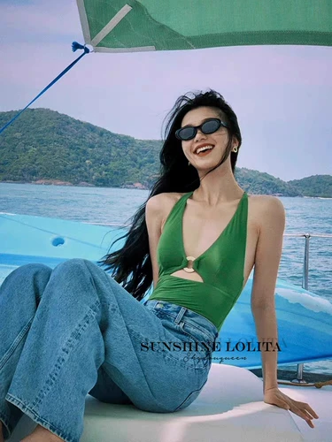 Ретро боди, зеленый купальник, с акцентом на бедрах