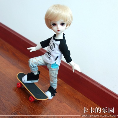 taobao agent Kaka Bjd doll XAGA GEM DZ baby with 1/6 cents 8 cents mini four -wheel scooter with shooting props