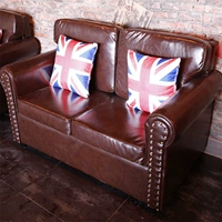 Декоративный диван с медными гвоздями