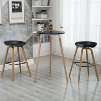 Черный стол с двумя стульчими железными кругами (цветные замечания кресла)