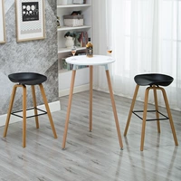 Белый стол с двумя стульчими железными кругами (цветные замечания кресла)